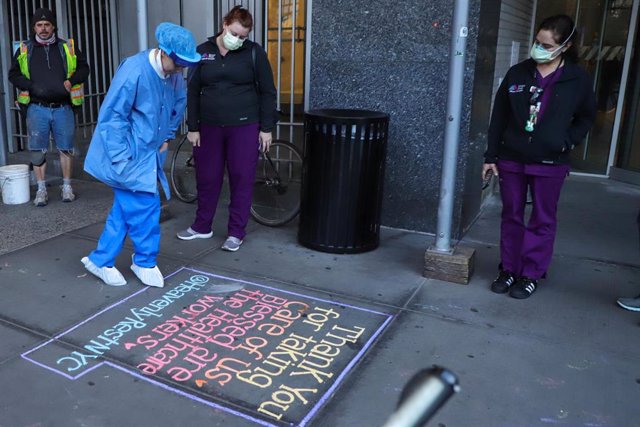 Trabajadora sanitaria en una calle de Nueva York en plena pandemia de coronavirus