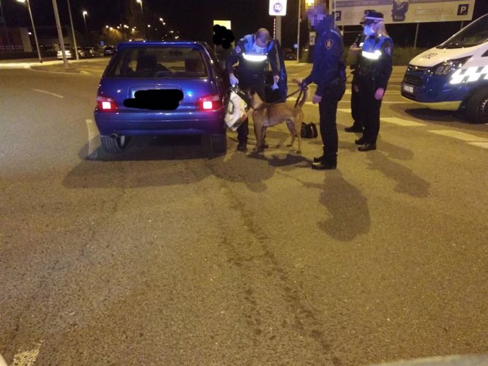 Vehículo controlado por la Policía Municipal de Pamplona y con el perro detector de drogas