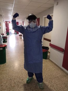 Celador en el hospital con mascarilla y guantes