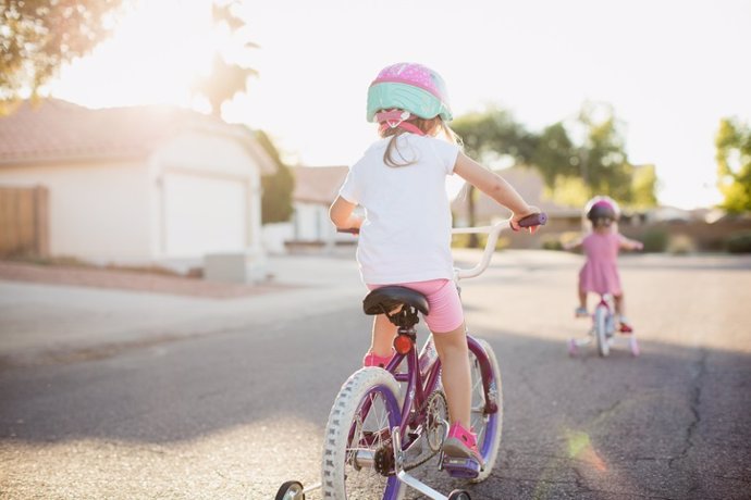 Imagen de archivo de niñas en bicicleta