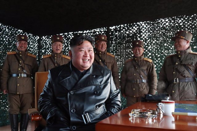 Corea.- Kim Jong Un reaparece en público para supervisar unas pruebas de artille