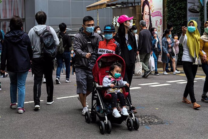 Gente paseando por las calles de Hong Kong