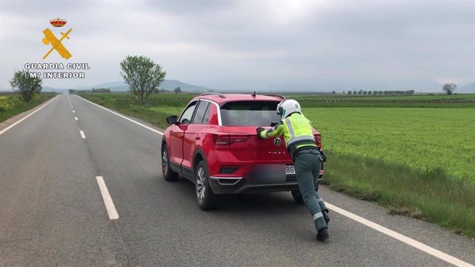 La Guardia Civil intensifica servicios y controles por Semana Santa, como en el caso de tener que auxiliar a una conductora cuyo coche quedó averiado en medio de la carretera.
