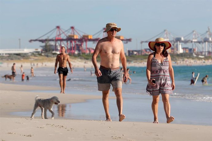 Bañistas en una playa de Perth (Australia) durante la pandemia de coronavirus 