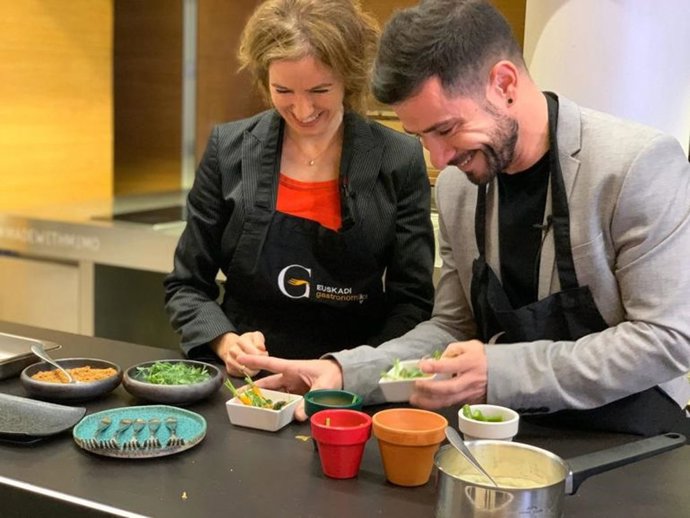 Los responsables vascos de Turismo Sonia Pérez Ezquerra y Harkaitz Millán