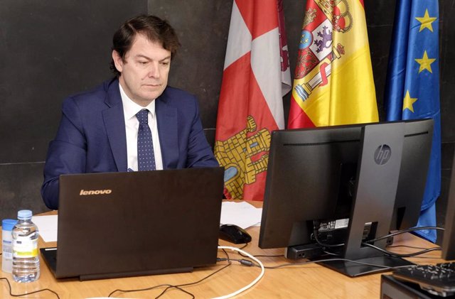 El presidente de la Junta de Castilla y León, Alfonso Fernández Mañueco, en videoconferencia con el presidente del Gobierno.