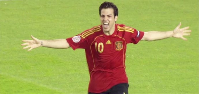 El internacional español Cesc Fbregas celebra el gol de penalti ante Italia que da a España el pase a semifinales de la Eurocopa 2008