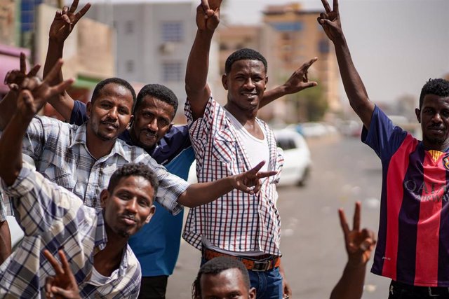 Un grupo de personas celebran el arresto del expresidente Omar Hasán al Bashir tras el golpe de Estado militar contra él