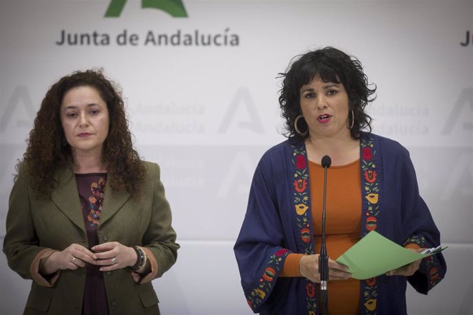 La presidenta del grupo parlamentario Adelante Andalucía, Teresa Rodríguez (d), junto a la portavoz del grupo, Inmaculada Nieto, en una imagen de archivo.