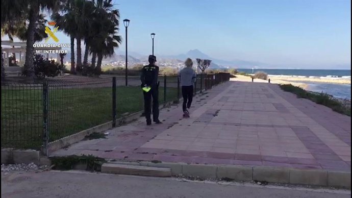 Paseo de una playa de Alicante donde la Guardia Civil ha sorprendido a dos personas haciendo deporte durante el confinamiento