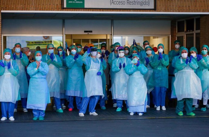 Sanitarios del Hospital Virgen del Rocío, aplauden a los taxistas en homenajea a Francisco José Ortega, primer taxista muerto por coronavirus en Sevilla a 02 de abril 2020