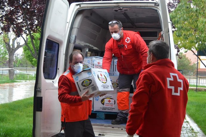 Reparto de material ante el coronavirus por parte de Cruz Roja Extremadura