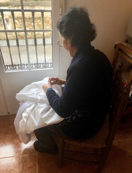 Mujer cosiendo material frente al coronavirus en Arroyo de la Luz (Cáceres)