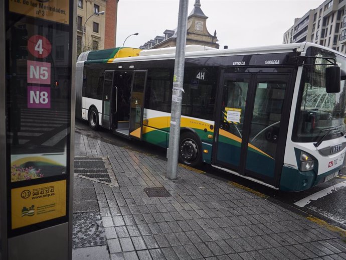 Un autobús urbano realiza una la parada de la Plaza de las Merindades durante el Martes Santo y la cuarta semana del estado de alarma decretado por el Gobierno por la crisis del coronavirus, en Pamplona/Navarra (España) a 7 de abril de 2020.