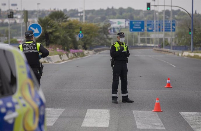 Agentes de la Policía Local de Sevilla en un control por las medidas del estado de alarma por el coronavirus