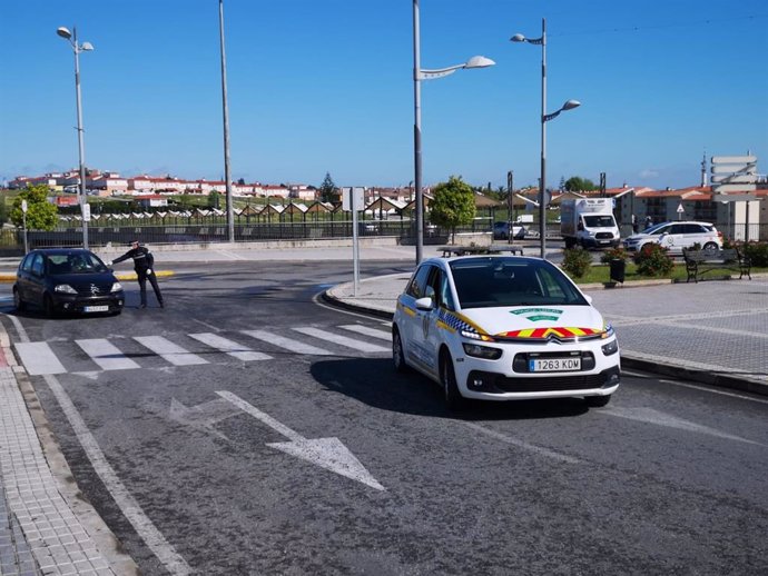 Controles policiales en San Juan de Aznalfarache (Sevilla) para controlar el confinamiento por el estado de alarma