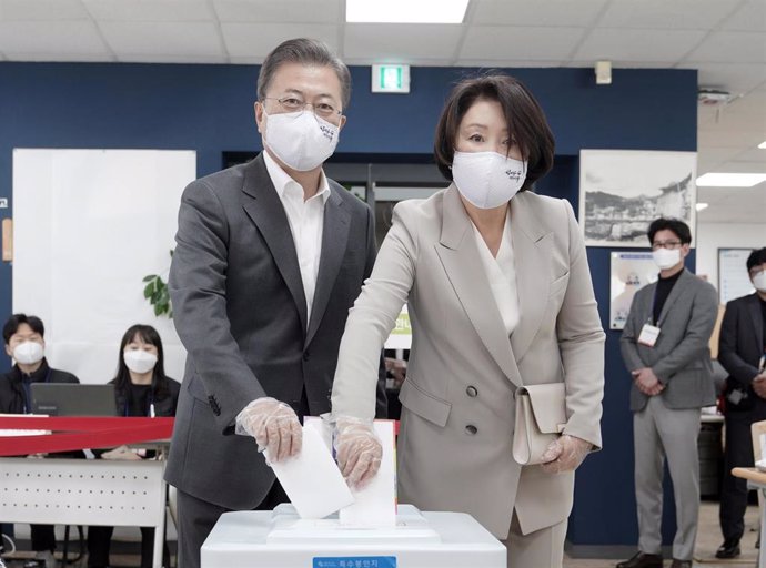 El presidente de Corea del Sur, Moon Jae In, y su mujer, Kim Jung Sook, votan en plena pandemia del coronavirus