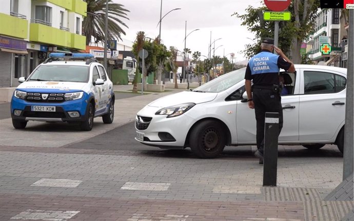 La Policía Local de La Oliva realiza un control durante el estado de alarma