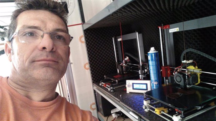 Jacobo fabrica las piezas con impresoras 3D que tiene en casa.