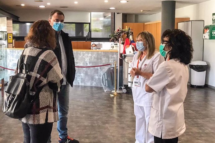 El alcalde de Terrassa (Barcelona), Jordi Ballart, visita el hospital temporal instalado en el Hotel Terrassa Park contra el coronavirus, el 10/4/2020