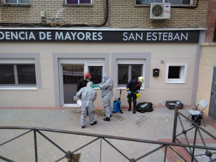 Dos equipos con 8 bomberos comienzan a desinfectar el interior de residencias de mayores de Fuenlabrada