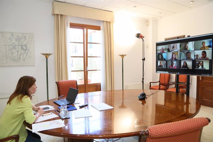 La presidenta del Govern, Francina Armengol, durante una reunión telemática con representantes de los consells insulares.