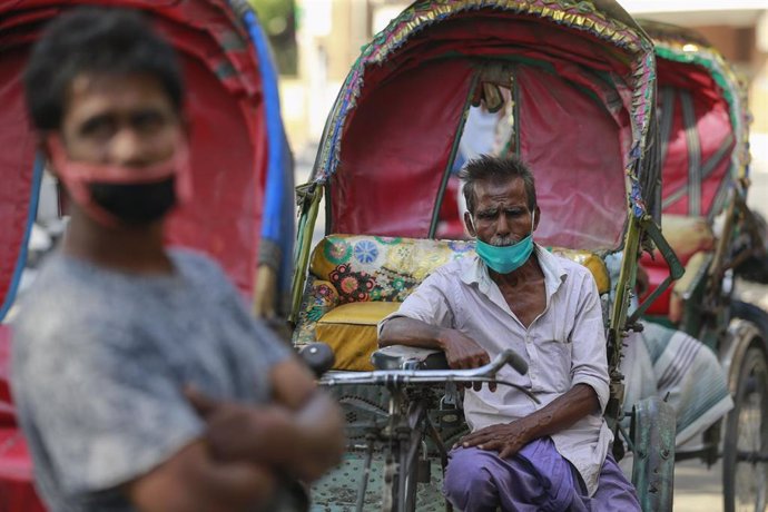 Dos ciudadanos de Bangladesh durante el cierre a causa de la pandemia de coronavirus