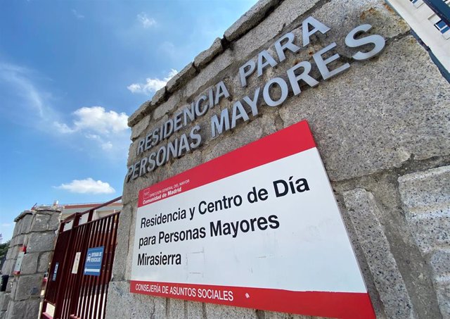 Entrada de la Residencia para Mayores DomusVi Mirasierra, en Madrid (España) a 8 de abril de 2020.