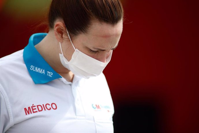 Una médica protegida con mascarilla que forma parte del equipo de UVI Móvil durante la desinfección de la ambulancia en la que trabaja junto al Pabellón Carlos Sastre, en Leganés.