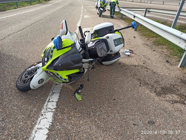Motocicleta en la que ha sufrido el accidente el guardia civil en Villardefrades (Valladolid).
