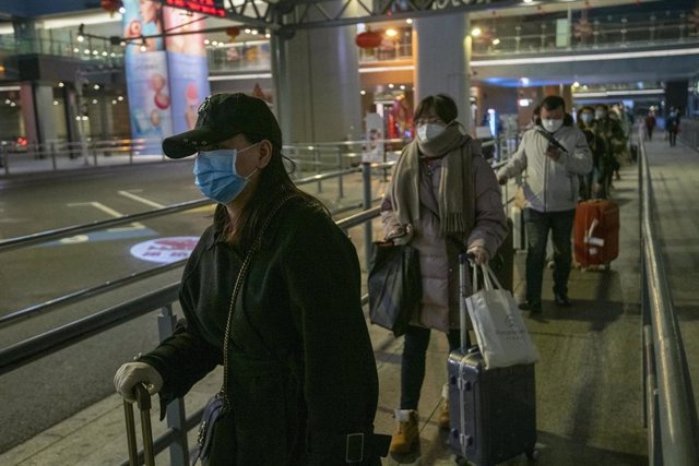 Imagen de unos pasajeros con mascarillas en China. 