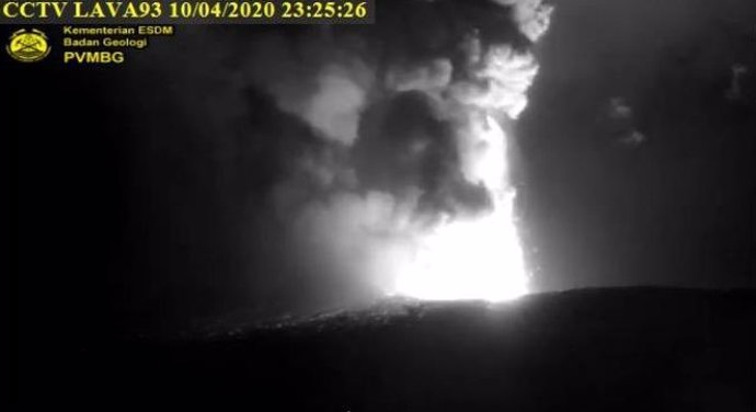 Indonesia.- El volcán 'Kratatoa' entra en erupción con columnas de humo de más d