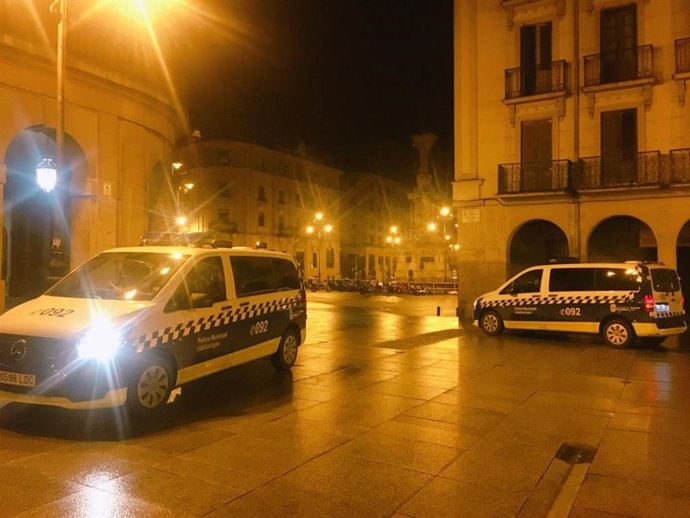 Dos patrullas de la Policía Municipal de Pamplona en la Plaza del Castillo