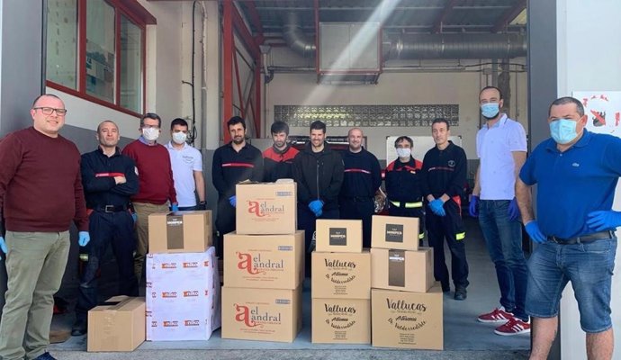 Monper Chocolate, Sobaos El Andral, Patatas Vallucas y Uniko Delicatessen donan productos a Bomberos de Torrelavega por el coronavirus