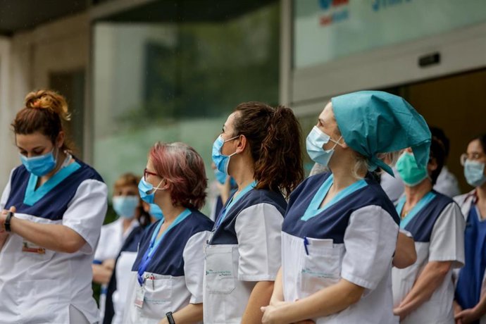 Personal sanitario durante el homenaje en las inmediaciones de la Fundación Jiménez Díaz a todo el personal sanitario que trabaja a destajo en la crisis del coronavirus, durante la cuarta semana de confinamiento por la crisis sanitaria en el país, en Ma
