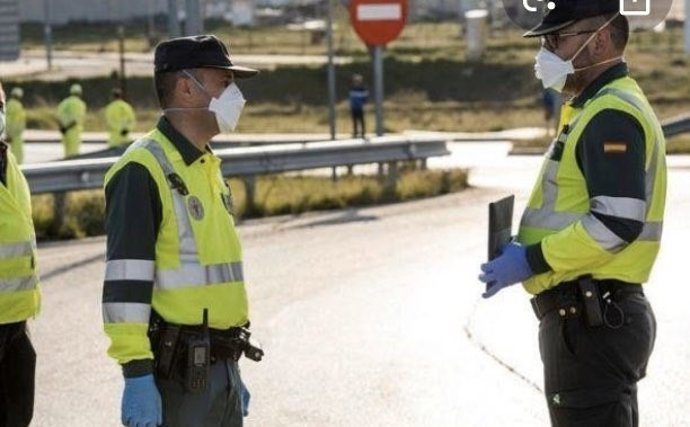 Agentes de la Guardia Civil con mascarillas en un control.