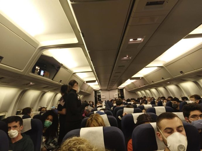 Pasajeros del avión de repatriación con destino Madrid en el que se encontraba la joven sevillana
