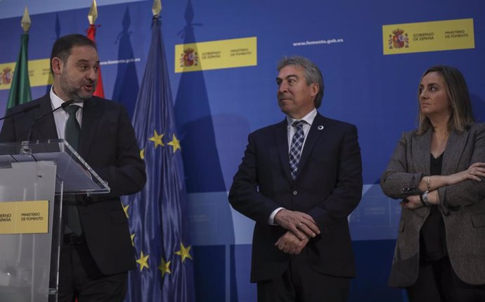 El actual ministro de Transportes, José Luis Ábalos, en una foto de archivo de diciembre de 2019 junto al entonces delegado del Gobierno en Andalucía, Lucrecio Fernández (c) y la consejera de Fomento, Marifrán Carazo.