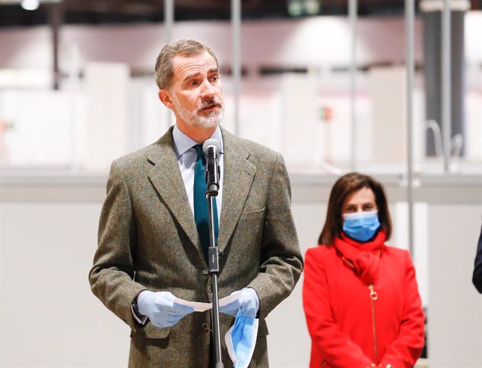 El Rey Felipe VI ofrece un discurso durante su visita al hospital de campaña habilitado en Feria de Madrid IFEMA para atender a enfermos de coronavirus. ) En Madrid (España), a 26 de marzo de 2020.
