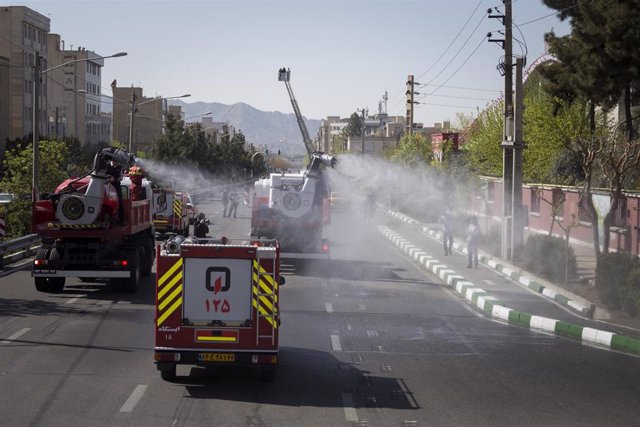 Trabajos de desinfección en la capital de Irán, Teherán, durante la pandemia de coronavirus