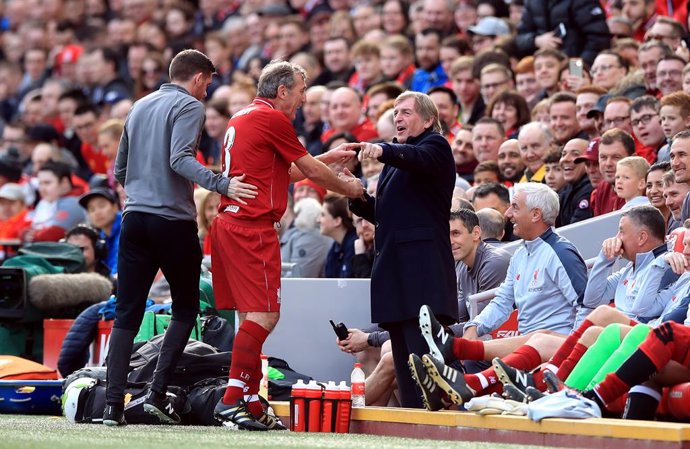 Fútbol.- Kenny Dalglish da positivo por COVID-19 ingresado en un hospital