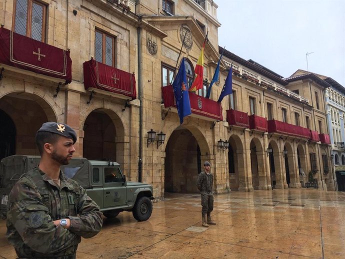 Militares ante el Ayuntamiento de Oviedo durante el estado de alarma decretado por el coronavirus