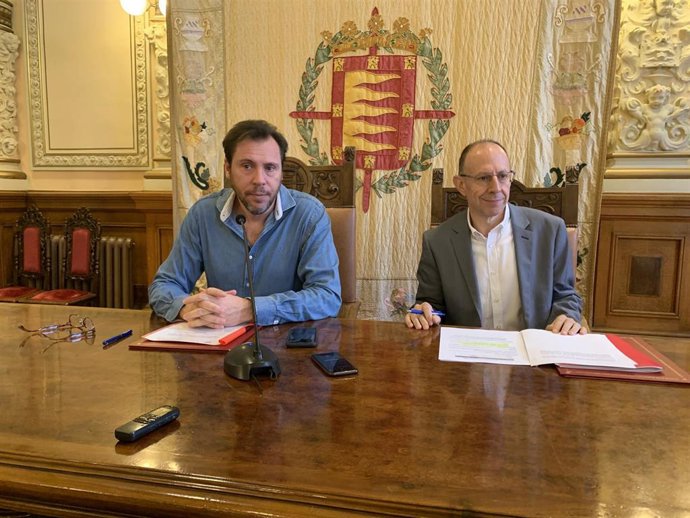 El alcalde de Valladolid, Óscar Puente, junto al concjeal delegado de Recursos Humanos, Juan Carlos Hernández.