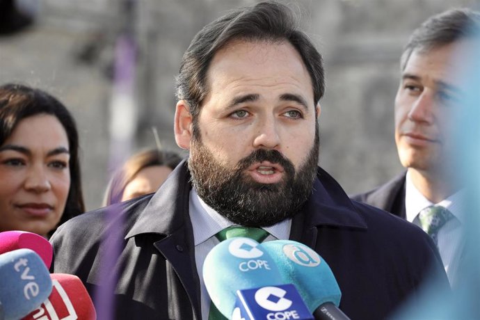 El presidente del PP, Paco Núñez, haciendo declaraciones a los medios en Toledo.