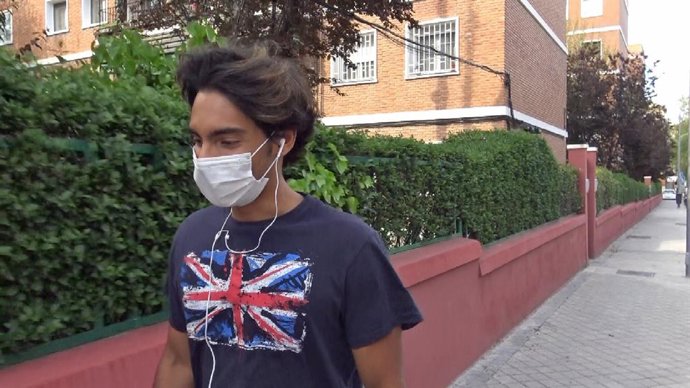 Alejandro Reyes saca a pasear a su perro