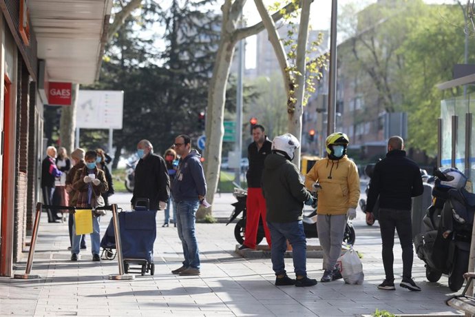Decenas de personas esperan en supermercados durante la Semana Santa 