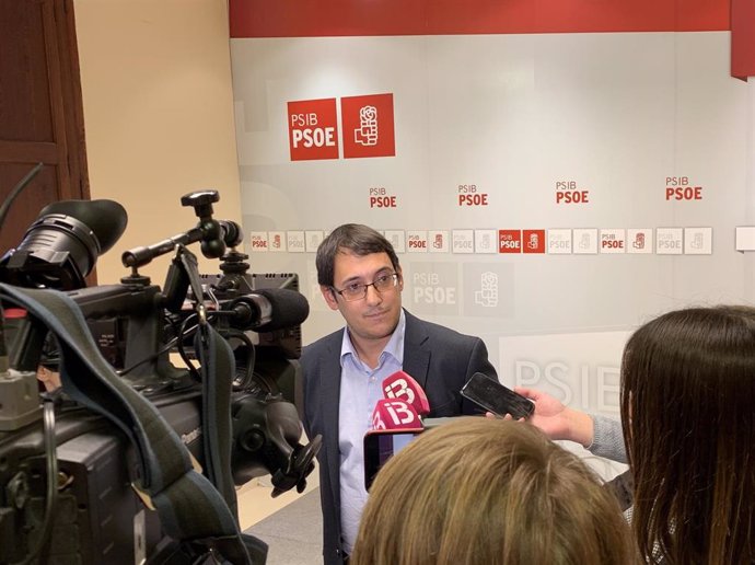 El portavoz del PSIB, Iago Negueruela, comparece tras el anuncio de acuerdo de Gobierno entre PSOE y Podemos.