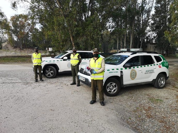 Agentes de MEdio Ambiente llevan mascarillas a lugares alejados y de la sierra de las provincias andaluzas