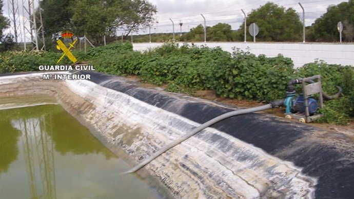 Sevilla.-Sucesos.- Sorprendidos en Coria del Río vertiendo residuos desde una ba