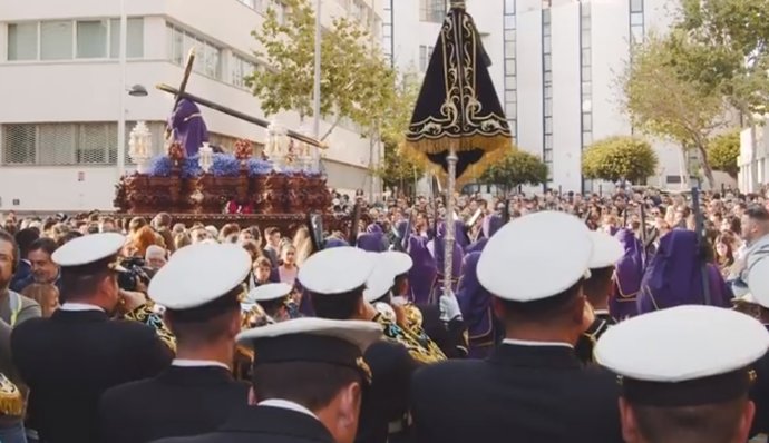 Músicos durante una procesión de la Semana Santa en Almería